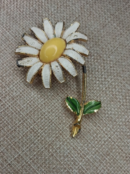 Source Unknown Jewelry - Gold Tone Daisy Flower Brooch White Enamel Floral Pin Cottagecore OS